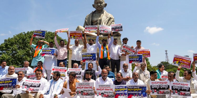 बेंगलुरु भगदड़ चिन्नास्वामी स्टेडियम भीड़ RCB फैंस सुरक्षा चूक