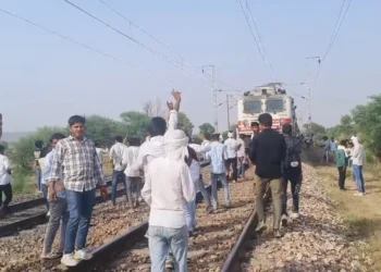 गुर्जर महापंचायत ट्रेन FIR पीलूपुरा रेल पटरी प्रदर्शन दृश्य