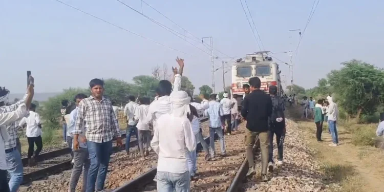गुर्जर महापंचायत ट्रेन FIR पीलूपुरा रेल पटरी प्रदर्शन दृश्य
